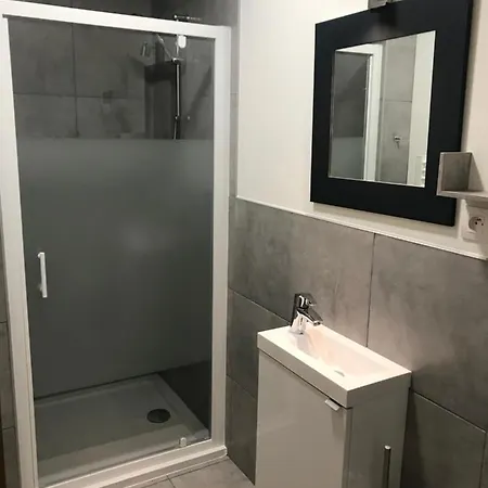 Guest house Studette De 17m2 Avec Parking Prive Gratuit Climatisation Et Petite Cuisine *
